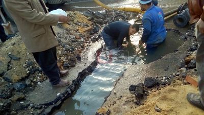 انفجار ماسورة مياه تتسبب في توقف حركة المرور بكفر الزيات (صور)