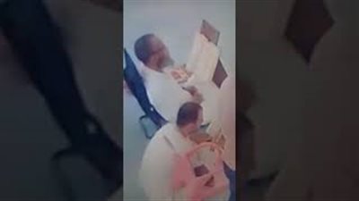 لحظة وفاة رجل يقرأ القرآن في المسجد (فيديو)