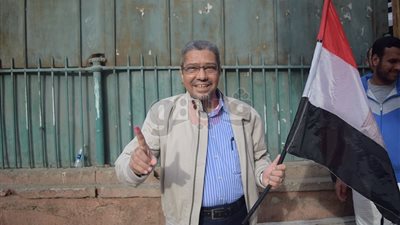 رئيس غرفة القاهرة التجارية يدلي بصوته في الانتخابات بمصر الجديدة (صور)