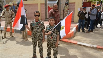 طفلان يشاركان في تأمين الانتخابات الرئاسية بسوهاج (صور)