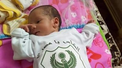 رضيع ببورسعيد يرتدي زيا مكتوبا عليه: «الكأس يا مصري»
