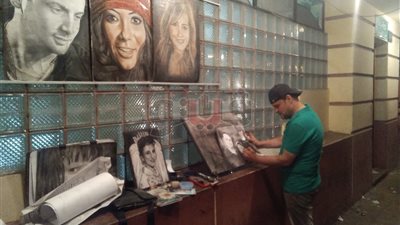 بالفيديو والصور.. رسام الميدان بالإسكندرية يروي حكايته مع الفنانين