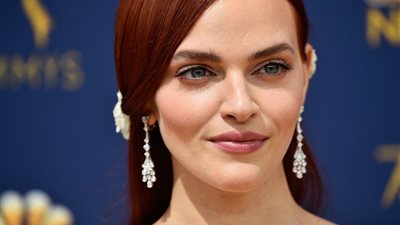 أنجيلا سرافيان ومادلين بريور يحبسان الأنفاس بالأسود في الـ«Emmys»