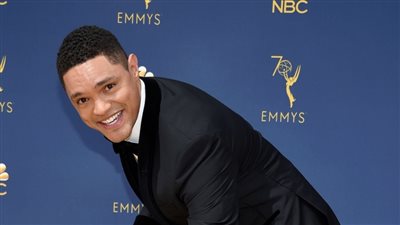 تريفور نواه وايتن ماتارازو يصلان إلى حفل جوائز الـ «Emmys» (صور)