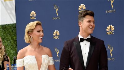 سكارليت جوهانسون تخطف الأنظار بجانب حبيبها كولين جوست بحفل الـ«Emmys»