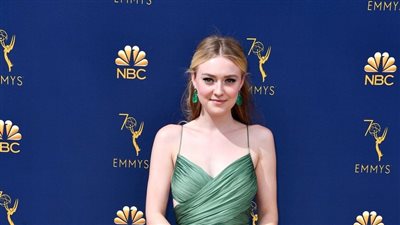 داكوتا فانينج تلفت الأنظار برقتها في حفل الـ«Emmys» (صور)