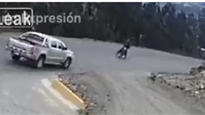 حادث مروع ينهي حياة سائق دراجة نارية في بيرو (فيديو)