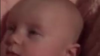 رد فعل غير متوقع لطفل لحظة استيقاظه من النوم (فيديو)