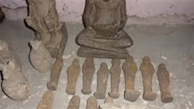 الداخلية توجه ضرباتها ضد مافيا تجارة الآثار.. سقوط موظف عرض مسلة أثرية للبيع مقابل 10 ملايين جنيه بالهرم.. القبض على تشكيل عصابي تخصص في بيع القطع الأثرية بالسويس.. ضبط 3 تماثيل للإله حورس بسوهاج