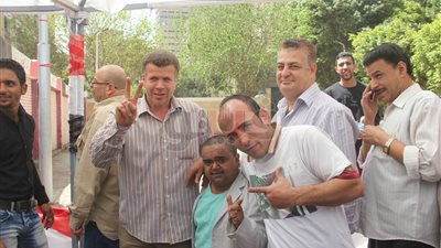 «مارد العروض» يصوت في الانتخابات ويلتقط الصور مع المواطنين (صور)