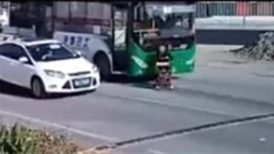 حافلة تدهس عجوزا لحظة عبورها الطريق (فيديو)