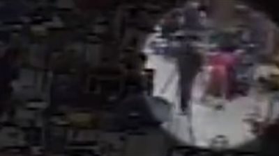 لحظة اعتداء موظفة على زميلها بالضرب بعد طردها من العمل