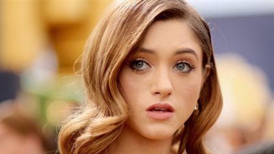 ناتاليا ديير تتألق بالذهبي في حفل جوائز الـ«Emmys» (صور)