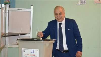 أشرف زكي وروجينا يدليان بصوتيهما في الانتخابات (صور)
