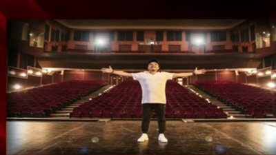 عمرو أديب يعرض كواليس مسرحية محمد هنيدي الجديدة (فيديو)