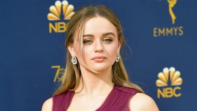 جوي كينج تحبس الأنفاس بإطلالتها المبهرة في حفل الـ «Emmys» (صور)
