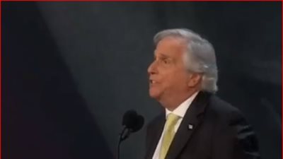 هنري وينكلر يحصد جائزة أفضل ممثل مساعد بمسلسل كوميدي في حفل «Emmys»