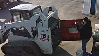 سقوط مروع لامرأة بدينة بسبب زميلتها (فيديو)