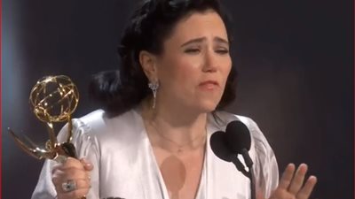 أليكس بورستين أفضل ممثلة مساعدة في مسلسل كوميدي بحفل «Emmys»
