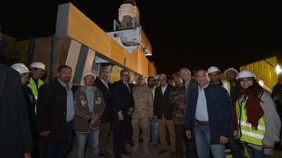 لحظة تجهيز تمثال رمسيس الثاني للنقل إلى البهو العظيم بالمتحف الكبير