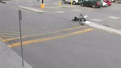 فتاة تتعرض لموقف صعب لحظة سرقتها سوبر ماركت (فيديو)