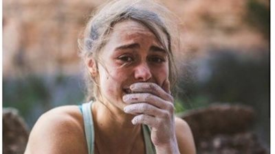 ردة فعل مغامرة لحظة تسلقها أخطر الجبال في العالم (صور)