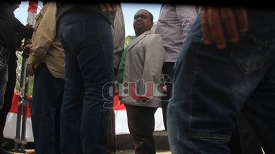 5 مشاهد طريفة في أول يوم بالانتخابات الرئاسية.. عادل إمام يداعب موظفة بلجنة انتخابية: سبب زيادة وزنك المحشي والمكرونة.. حفل زفاف لعروسين أمام لجنة بأسوان..ومسنة لقوات الأمن: «ربنا ياخد من عمري وي