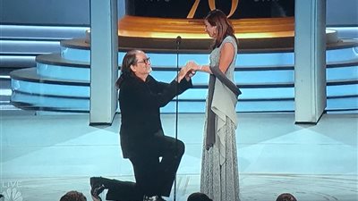 جلين ويس يتقدم للزواج من حبيبته في مشهد مؤثر بحفل «Emmys» (صور)