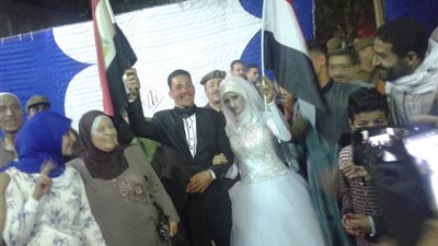 عروسان يدليان بصوتيهما وسط حشد من المدعوين بالمنوفية (صور)