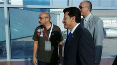 وزير الشباب والرياضة يستقبل بعثة المنتخب للإسكواش بمطار القاهرة