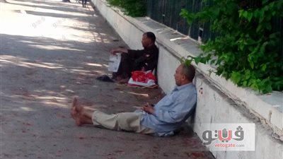 بالصور.. آباء يفترشون الأرض بمحيط «السعيدية» لانتظار أبنائهم