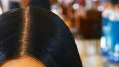 أستاذ جلدية يكشف خطورة «الكيراتين» على الشعر