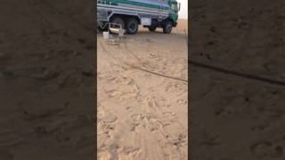 بالفيديو.. تصرف إنساني لسعودي يسقى «جربوع» كاد يموت عطشًا