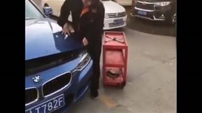 بالفيديو.. ميكانيكي يتسبب في قتل سائق