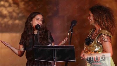 بالصور.. ابنة غالية بن علي تشاركها الغناء في حفل مهرجان القلعة