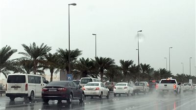 بطء الحركة المرورية على الطرق بسبب الأمطار