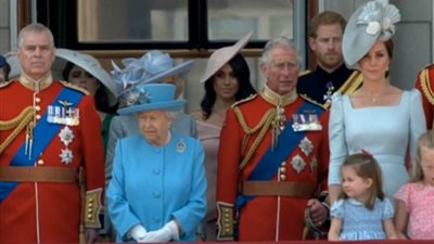 اللون الأحمر يطغى على احتفال الملكة إليزابيث بعيد ميلادها (صور)