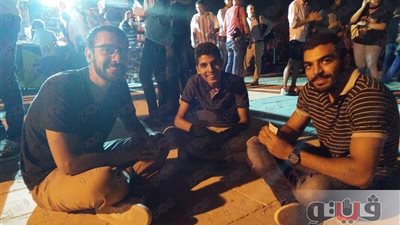 ٣ شباب يلعبون «الكوتشينة» هربا من زحام الجمهور بمهرجان القلعة