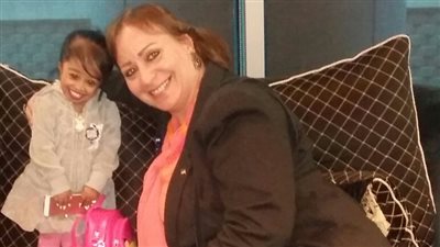 أقصر سيدة في العالم تصل مطار القاهرة (صور )