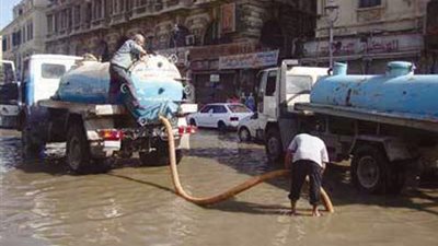 الدفع بسيارات لشفط المياه من الشوارع.. وطوارئ بغرف عمليات المرور