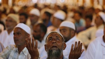 بالصور.. «ديلي ميل» تبرز آخر صلاة جمعة في رمضان حول العالم