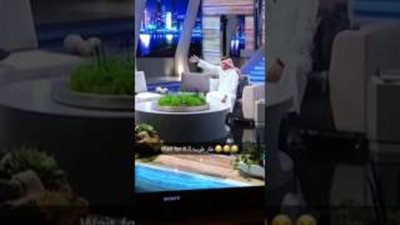 بالفيديو.. لحظة سقوط «سن» شاعر على الهواء