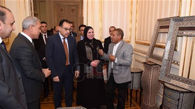 رئيس الوزراء يتفقد معرضا للمنتجات اليدوية لقرى المنوفية