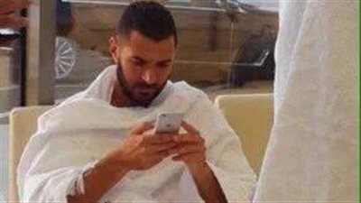 كريم بنزيمة يؤدي مناسك العمرة