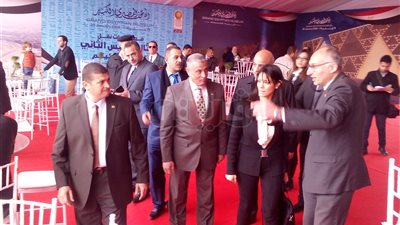 زاهي حواس وإيناس عبد الدايم يشهدان نقل تمثال رمسيس الثاني