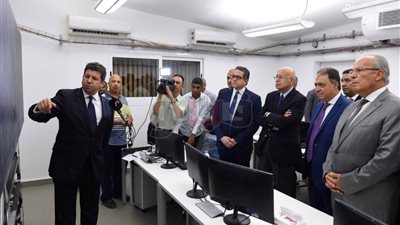 جولة ليلية لرئيس الحكومة و4 وزراء في الأقصر.. شريف إسماعيل يكلف بالانتهاء من مشروع إضاءة البر الغربي.. يتفقد طريق الكباش ومعبد حتشبسوت ووادي الملوك.. ويتابع منظومة التأمين الإلكتروني للمناطق الأثرية