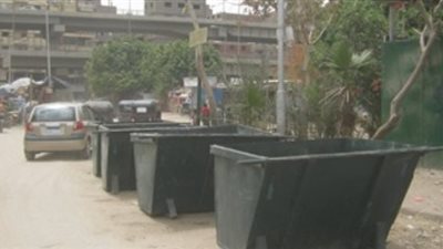 توزيع صناديق قمامة جديدة بحي شرق أسيوط