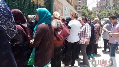 بالصور.. أولياء أمور طلاب الثانوية يطمئنون على أبنائهم من خلف البوابات