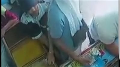 بالفيديو.. لحظة سرقة لص محفظة نقود من رجل داخل سوبر ماركت