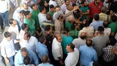 بالصور.. وقفة احتجاجية لعمال «مترو ماركت»